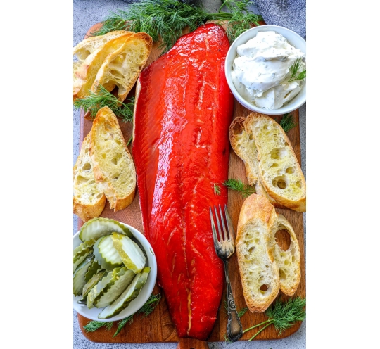 سلمون مدخن ساخن (hot smoked salmon)